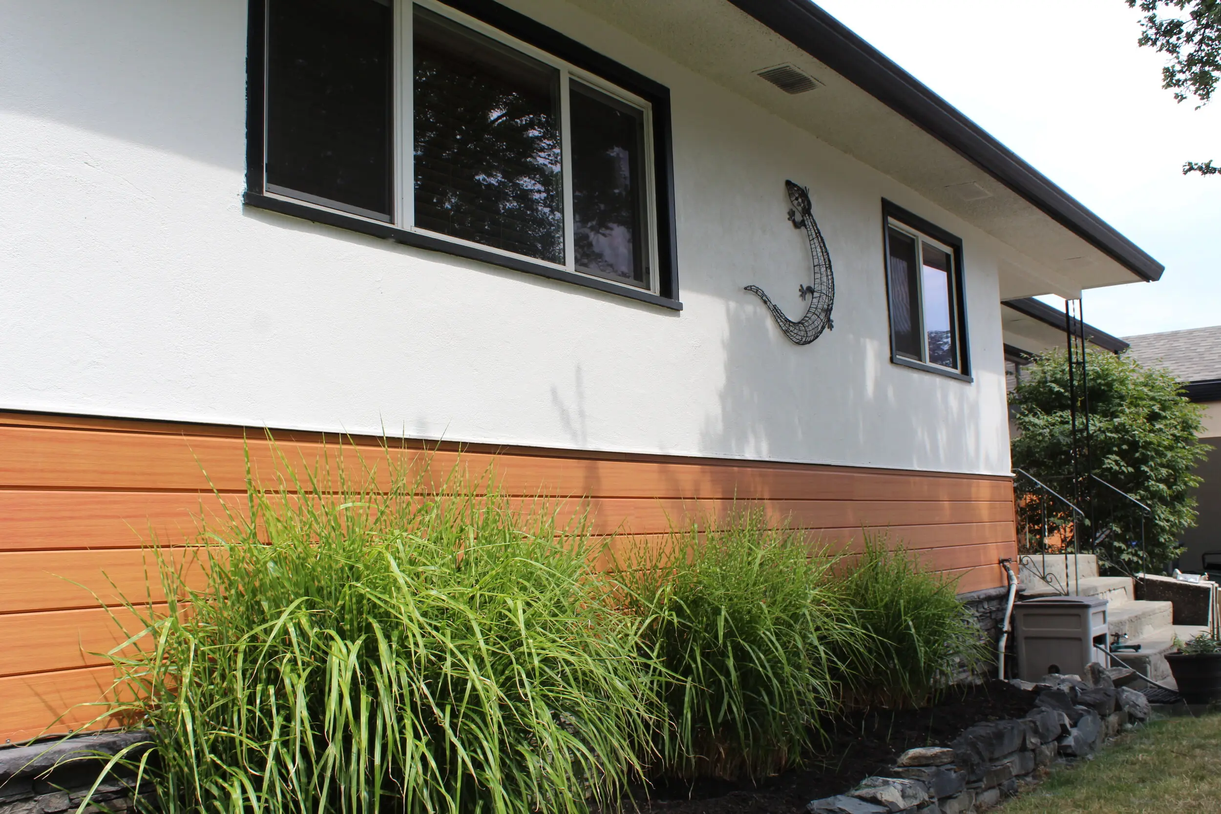House with AFX woodgrain aluminum cladding along the lower wall
